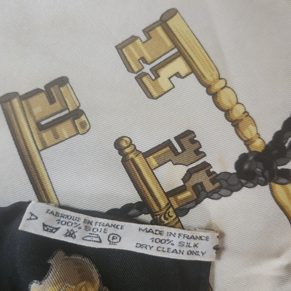 Vintage Hermes 34" rolled edge silk scarf 1991 - Picture 2 of 10